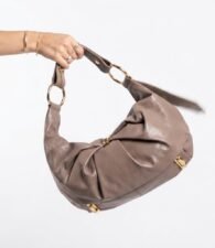 Bolso tipo hobo en tono taupe